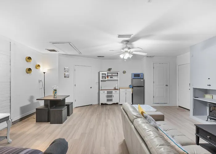 Pet Friendly Large Studio With Free Wi-Fi In Great Location!