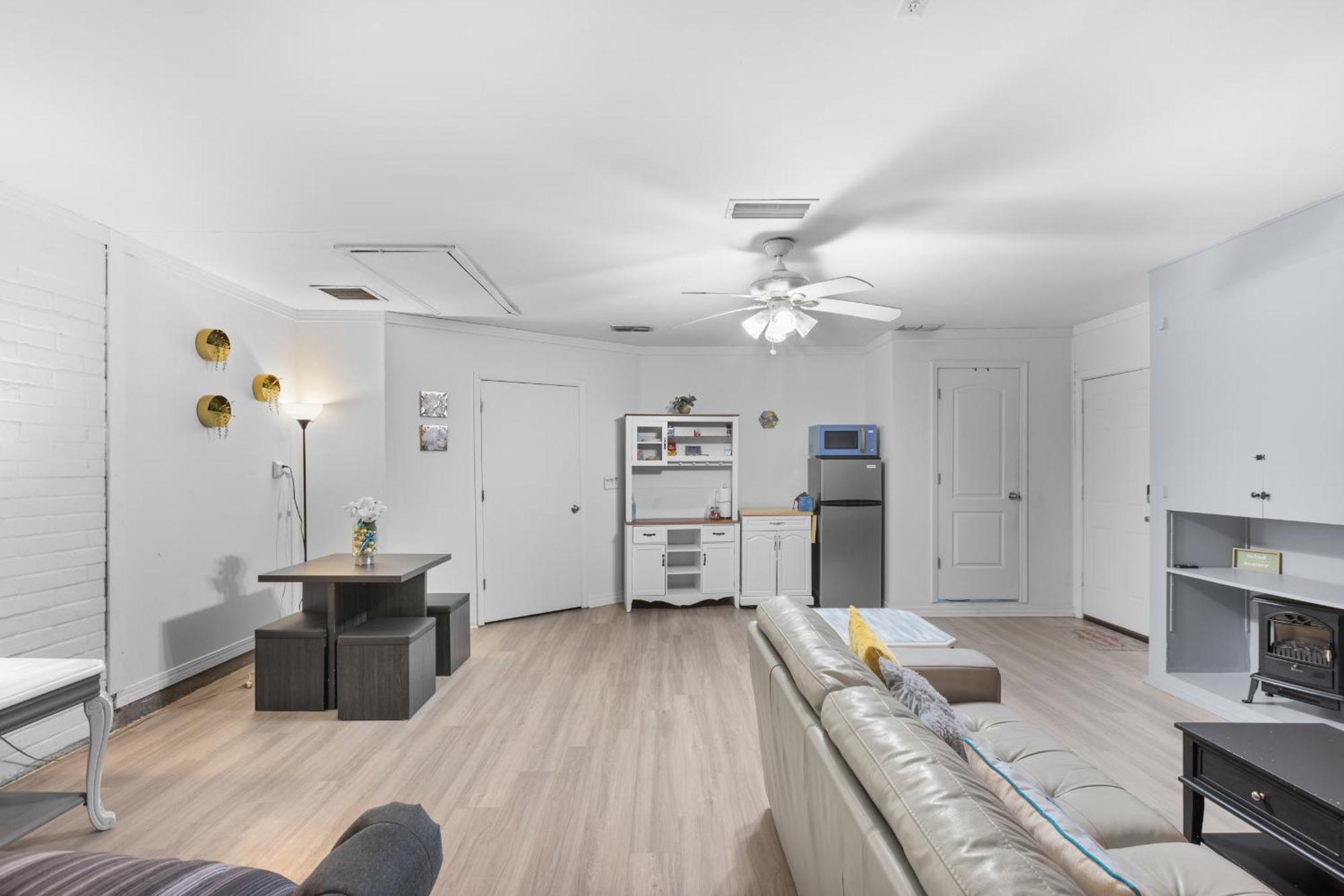 Pet Friendly Large With Free Wi-fi In Great Location!