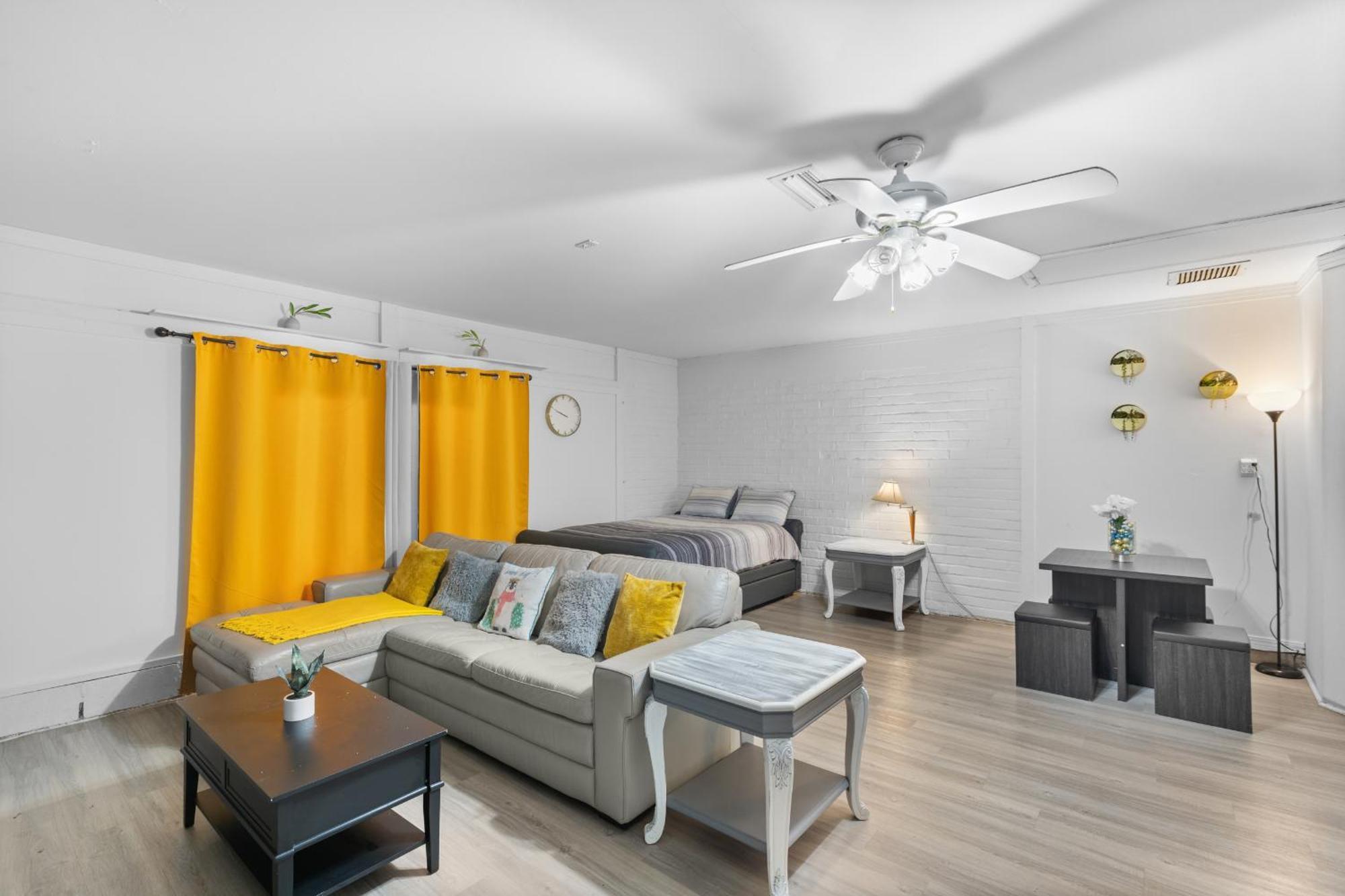 Pet Friendly Large With Free Wi-fi In Great Location! Apartment *