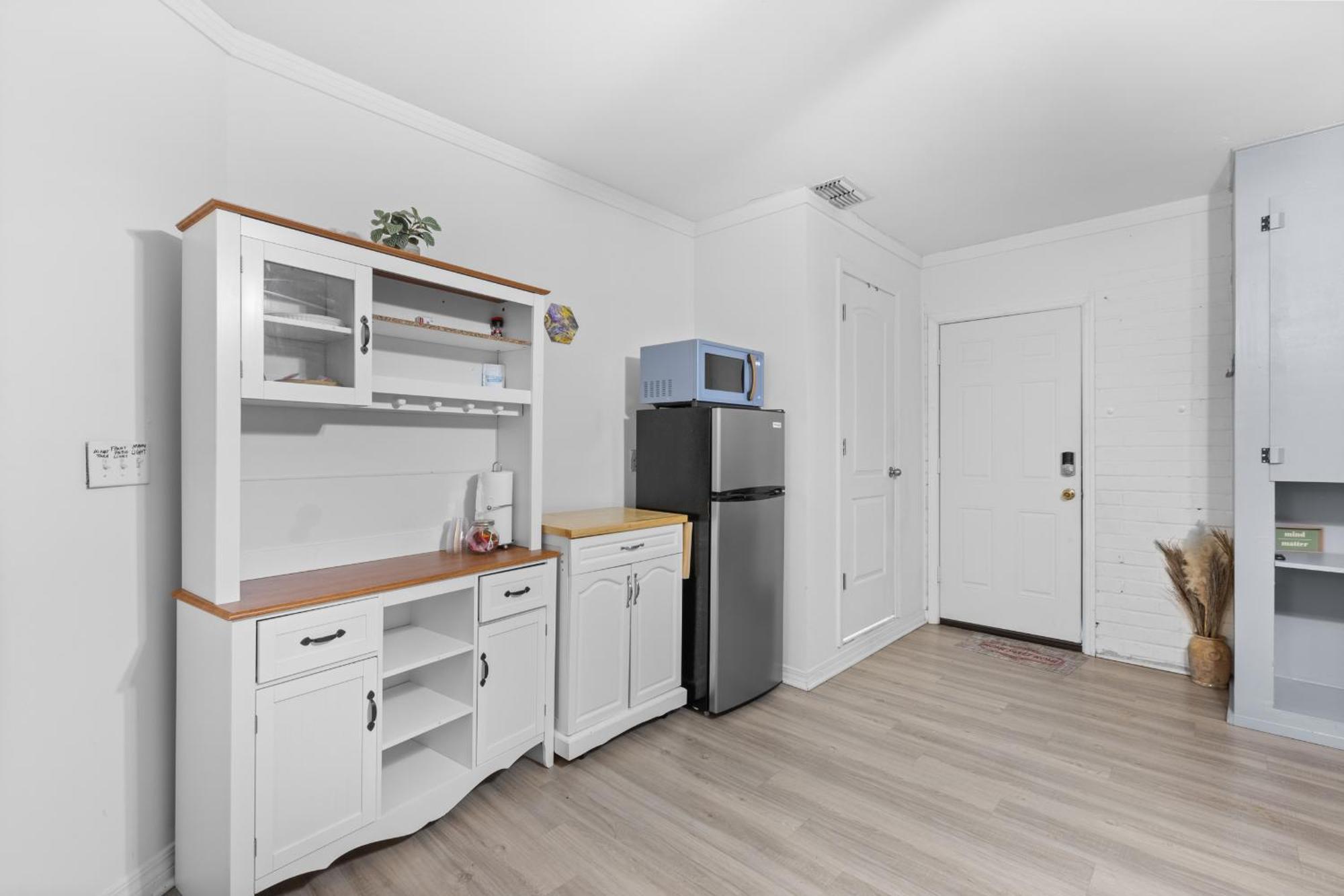 Pet Friendly Large With Free Wi-fi In Great Location! Apartment