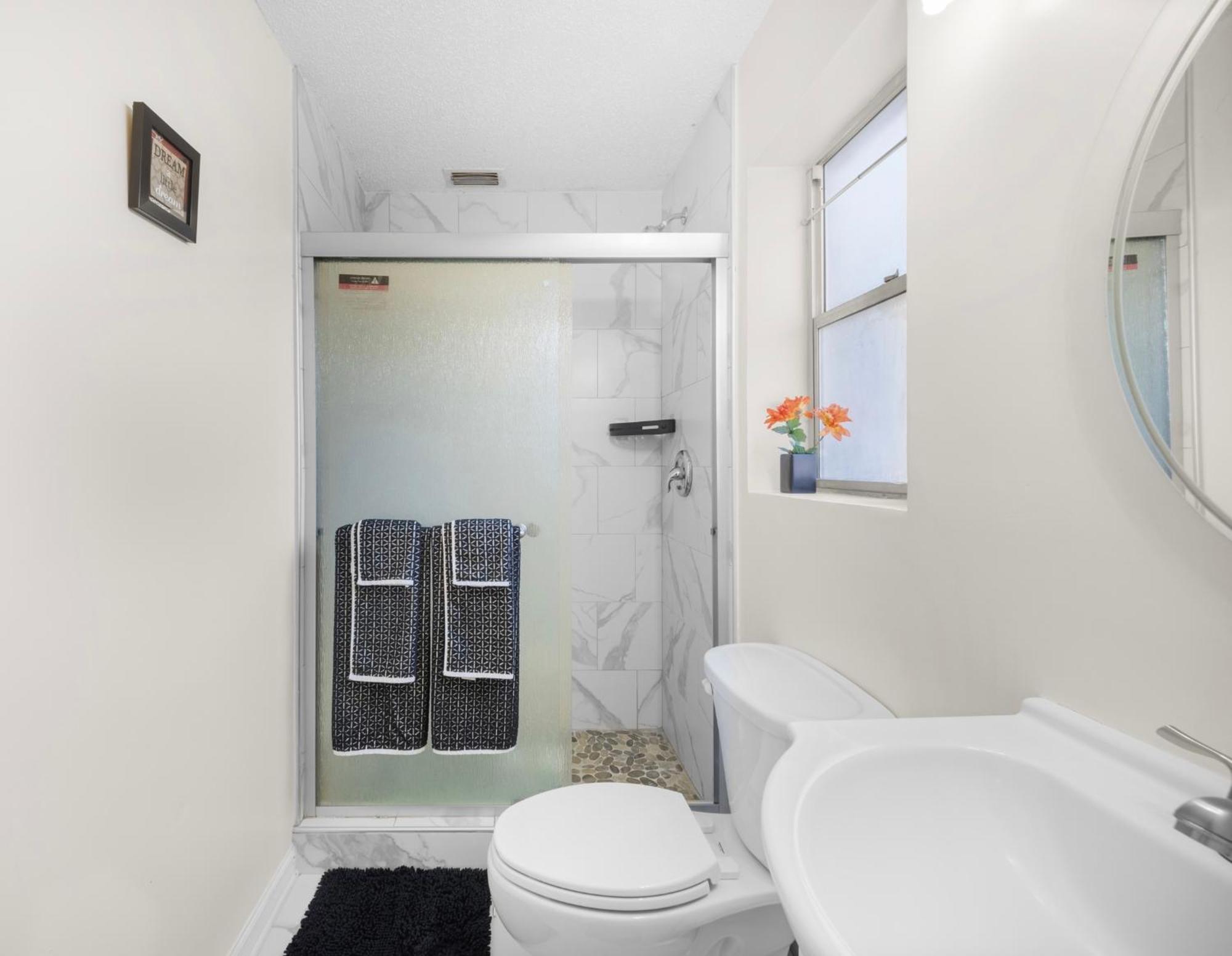 Pet Friendly Large With Free Wi-fi In Great Location! Apartment *